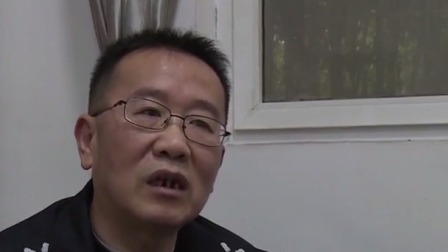 第一时间 大货车人行道上等待通行 草率起步险酿惨祸