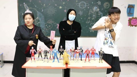 奥特曼玩具复活，没想是黑衣人的阴谋，小晴用“报废卡”消灭它们