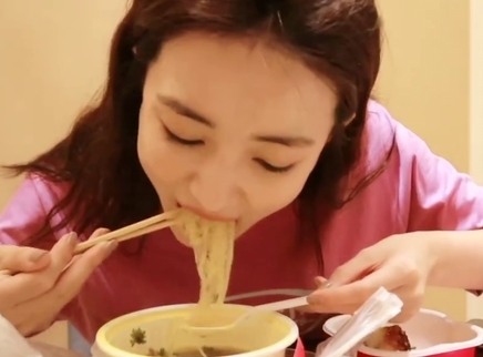 综艺吃瓜社 徐璐收工后的吃播