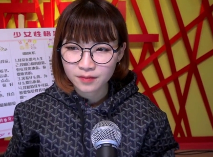 818超女聊天室 周吉芳自曝被“二哥”拥抱俘获