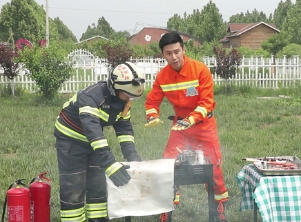 新闻大求真 没水的情况下如何正确灭火？