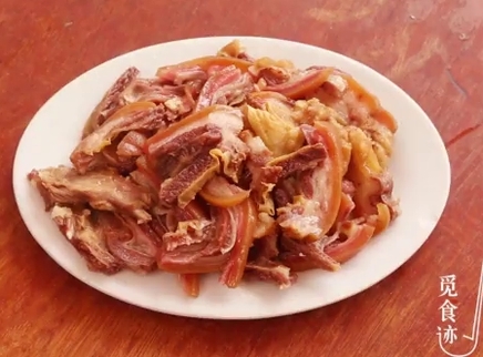 觅食迹 阿婆东山羊