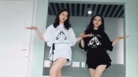 李一檬EMOO 双胞胎姐妹互相吐槽舞技