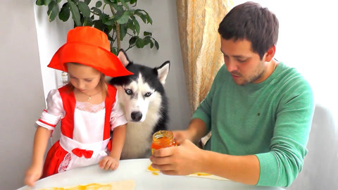 苏菲亚制作玫瑰状馅饼