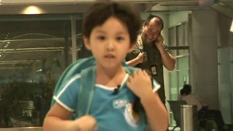 饭没了秀 萌宝送爱心香肠 歪翻三国演义