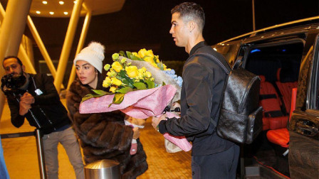 C罗抵达沙特4日正式亮相，球衣上架一小时售罄