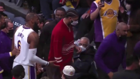 NBA热辣资讯 詹姆斯跟助教菲尔汉迪发生激烈争吵！你觉得两人发生了什么？