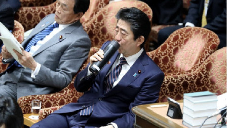 天下有警视频 安倍开会自带保温杯，网友好奇：保温杯里装的啥？