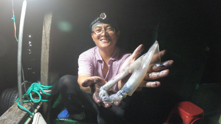 思乡渔夫 渔夫实力宠女儿，钓回伊一最爱吃的鱿鱼，媳妇秀出了厨艺