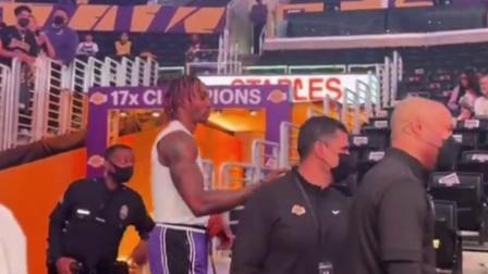 NBA热辣资讯 霍华德暖心给球迷亲笔签名！球迷：大男孩这亲和度你爱了吗？
