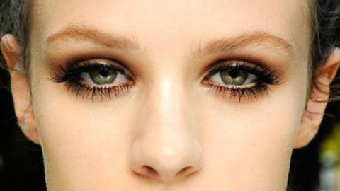 柔和大地色眼影妆容