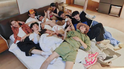 十个勤天蒙眼抢房 李昊陈少熙上演花式擦字