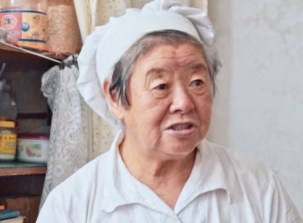 二更视频 79岁阿婆卖油墩子替儿子还债