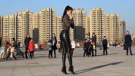 这姑娘跳舞就是带劲儿《大爷也不拉砖了》旁边的人看呆了
