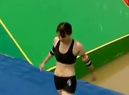 快乐美美向前冲 美女酷劲十足 全力冲关