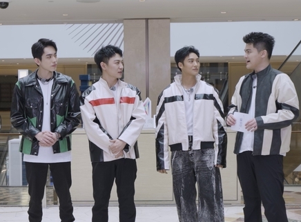 伍嘉成蔡虎庭挂衣架惊呆众人