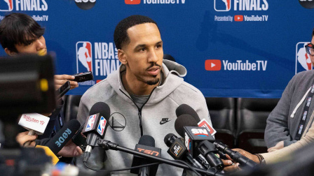 NBA热辣资讯 退役后的利文斯顿任职勇士管理层！这样子痞帅痞帅的好潇洒！