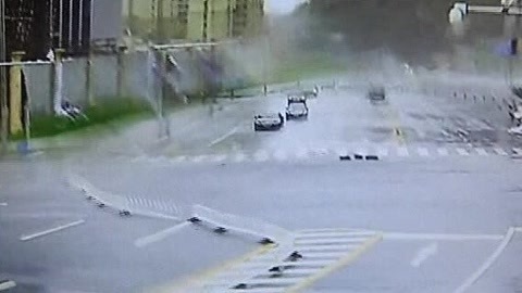 城市直通车 大连风太大吹飞交通护栏