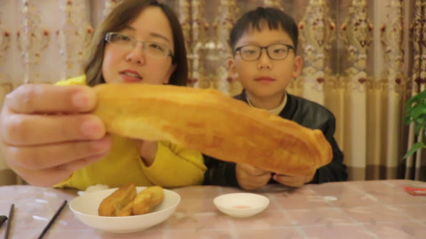 梁小轩和轩妈试吃各种美食 试吃空气炸锅炸油条