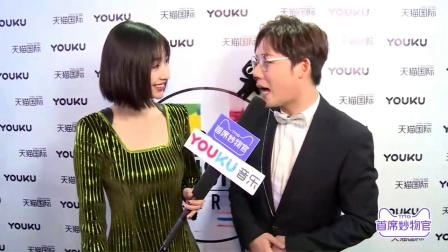 全美音乐奖 2017 刘维出席红毯 与主持人搞笑互动显纯真