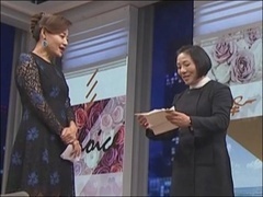 选择2019 女嘉宾赠送锦旗表感激 男嘉宾一身白衣有气质