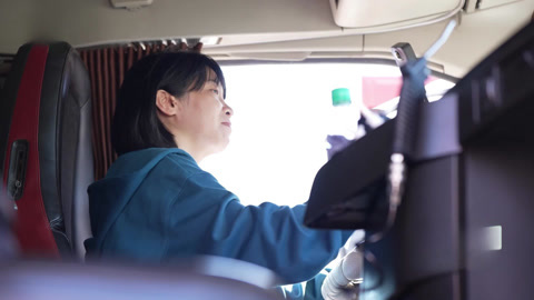 杨知寒揭秘绥芬河货运司机工作环境 黑铁体验边防巡查