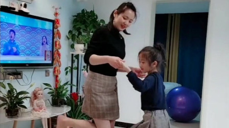和女儿来一起跳傣族舞