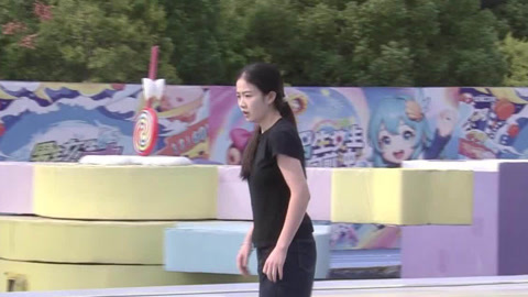 首位女生惜败 忐忑楼梯橙衣女生超绝运动力成功