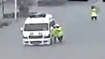 @所有人 救护车穿越积水熄火，交警脱鞋赤脚推车