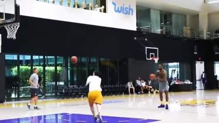 NBA热辣资讯 詹姆斯输球后来到训练场加练三分！球迷：真的太自律了！