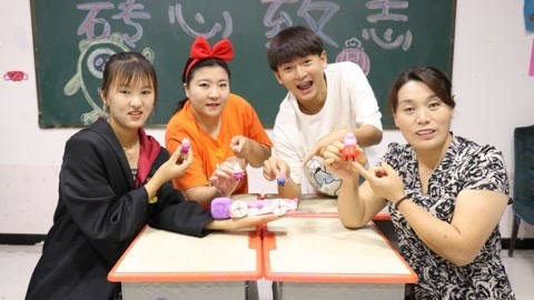 美女家务事 师生玩小猪佩奇过家家，小晴用粘土做了一个大货车，太好玩了