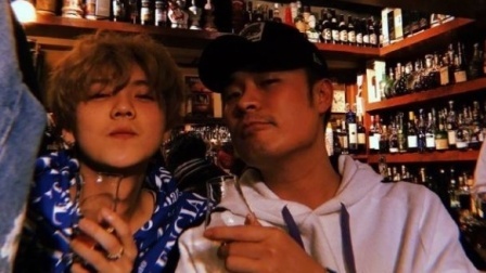 土豆娱乐快报 2018 2月 鹿晗陈赫酒吧聚会 举杯小酌搭肩合照