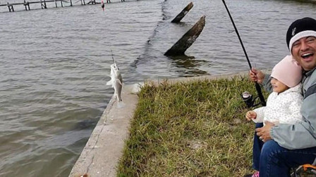 可爱两岁女童第一次钓到鱼兴奋拍手开怀大笑