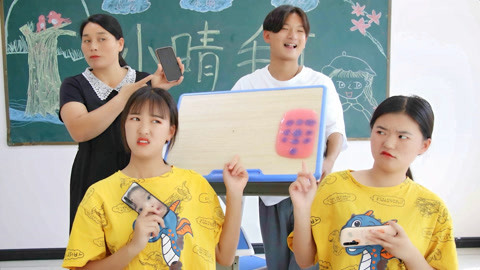 美女家务事 学生上课玩手机被没收
