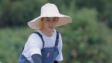 周艺轩抓鸭子堪称小品现场，张亚群上演人类高质量走秀