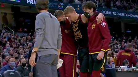 NBA热辣资讯 马尔卡脚踝扭伤被搀扶出场！球迷：希望无大碍！
