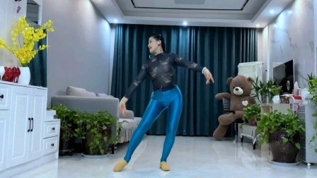 青青世界广场舞 练习版舞蹈《痴情冢》这走心的歌耳边响一天了
