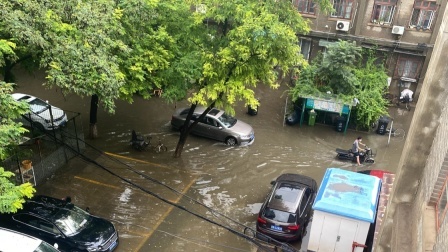 北京暴雨多路段积水严重，开车如行船