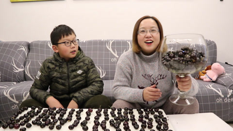 梁小轩和轩妈试吃各种美食 实现吃车厘子自由