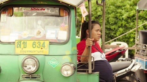 朱丹探访嘟嘟车家庭艰苦生活