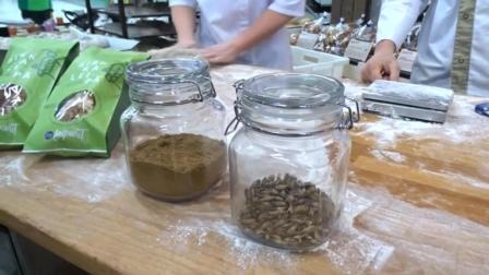 半岛奇闻 芬兰推出重口味面包 用蟋蟀磨粉末做面包 每个面包有70只蟋蟀！