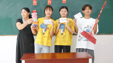 美女家务事 学生玩拼手气抽红包