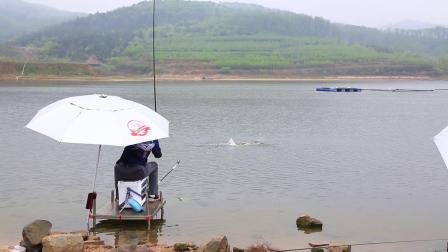 热血征程突遇天降大雨 恶劣环境钓友该如何应对