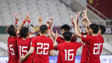 中国男足冲击2022世界杯 国足球员缅怀空难遇难者 双手指天向陈成达致敬