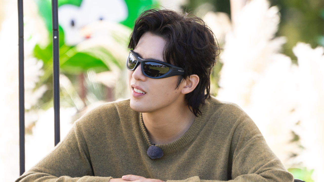 王安宇直拍：王安宇扛长椅跳舞，直接放飞自我了