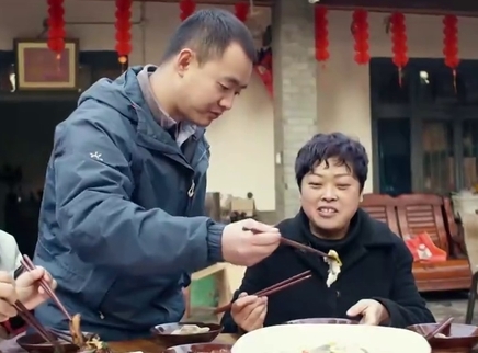 二更视频 让这条活泼的鱼承包你的年夜饭