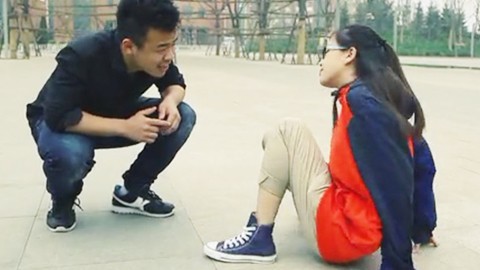 学校里的疯子 《学校里的疯子》第七集 妹子假装摔倒为泡帅哥