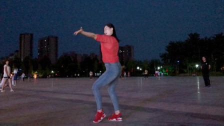 大妹子不让人省心独自一人在夜里跳舞