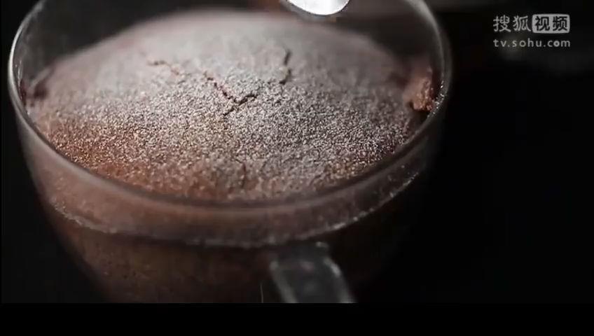 美&middot;食 用巧克力和鸡蛋就能做出美味的咖啡蛋糕，在家也能制作