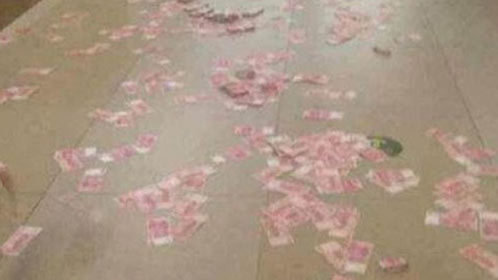 语众不同 男子一百万现金砸前女友